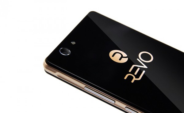 RevoPearl е бюджетен смартфон с много красив дизайн